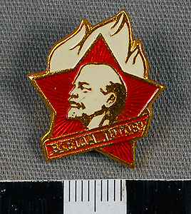 Thumbnail of Young Pioneers Membership Pin (1977.01.1030)