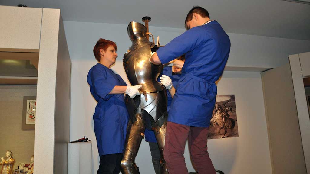 Reproduction of gothic armor returns to exhibit