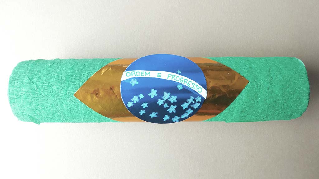 cardboard tube designed like the brazilian national flag