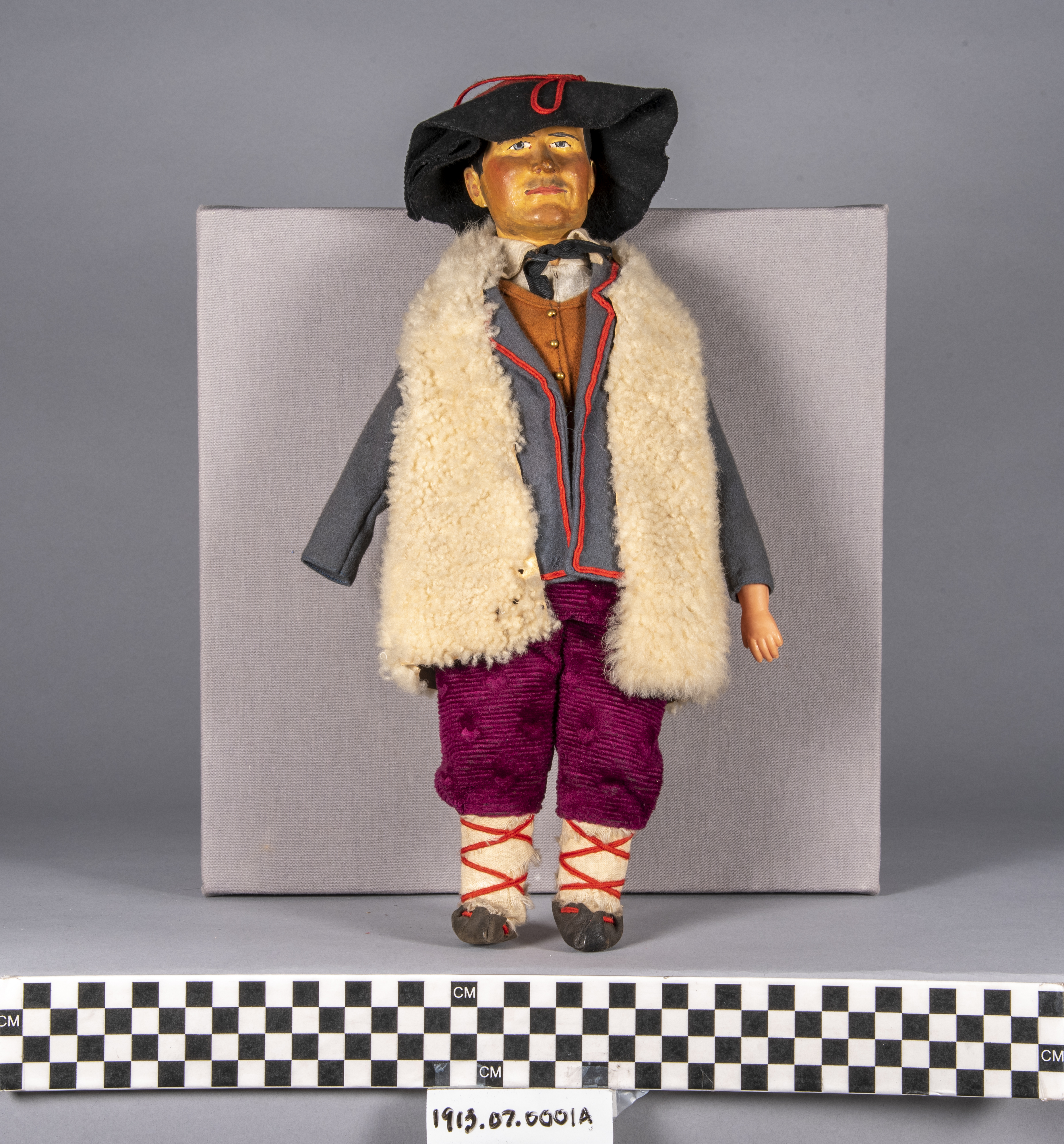 Cru, Toy Doll Avec La Robe Cousue Main Image stock - Image du rustique,  ornement: 169037377