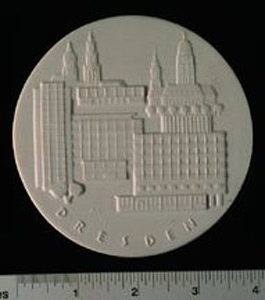 Thumbnail of Commemorative Medallion: "Zur Erinnerung Der Rat Der Stadt Dresden" (1977.01.0491)
