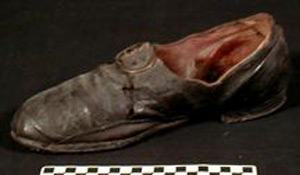 Thumbnail of Shoe, Right (1913.15.0004G)