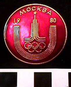 Thumbnail of Commemorative Olympic Pin:  "Mockba 1980" (1980.09.0023)