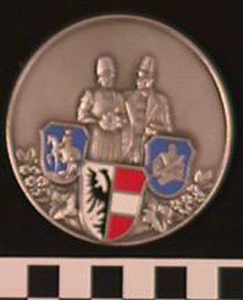 Thumbnail of Commemorative Medallion: Zur Vermählung Ehrengabe der Marktgemeinde Garmischpartenkirchen (1977.01.0034)