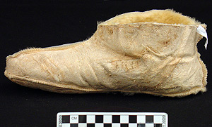 Thumbnail of Right Moccasin  (1996.24.0625B)