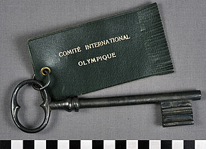 Thumbnail of Commemorative Key: "Comité International Olympique" (1977.01.0707)