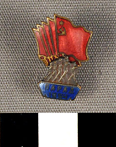Thumbnail of Lapel Pin: Parade Participant (1977.01.1258B)