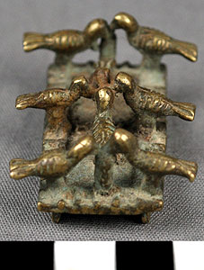 Thumbnail of Gold Dust Box: Abamphruwa, Small Box with Eight Birds Lid (2011.05.0877B)