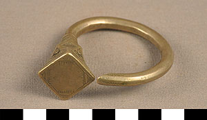 Thumbnail of Earring (2013.05.0930A)