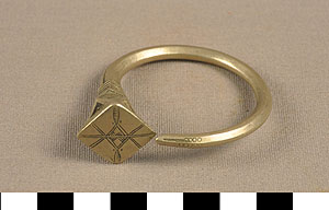 Thumbnail of Earring (2013.05.0930B)
