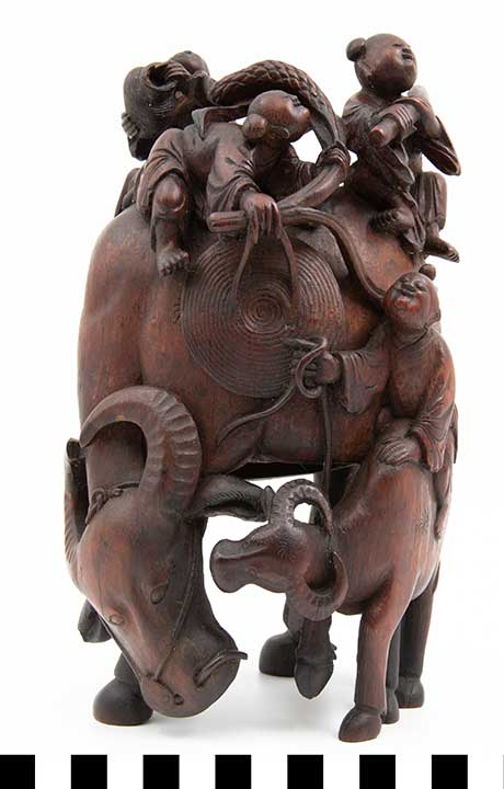 タイビンテージ　ジャングルを歩くゾウが立体的に精巧に彫られ芸術的な彫刻 タイビンテージ ジャングルを歩くゾウが立体的に精巧に彫られ