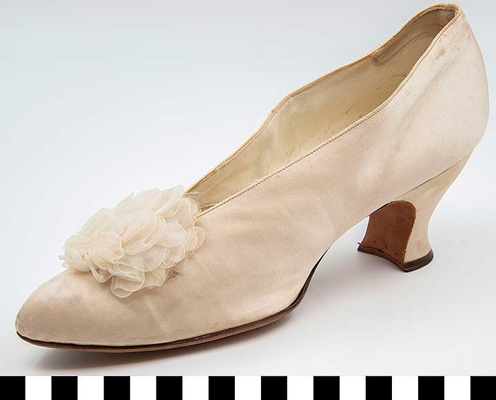 Thumbnail of Shoe, Left (1999.15.0004A)