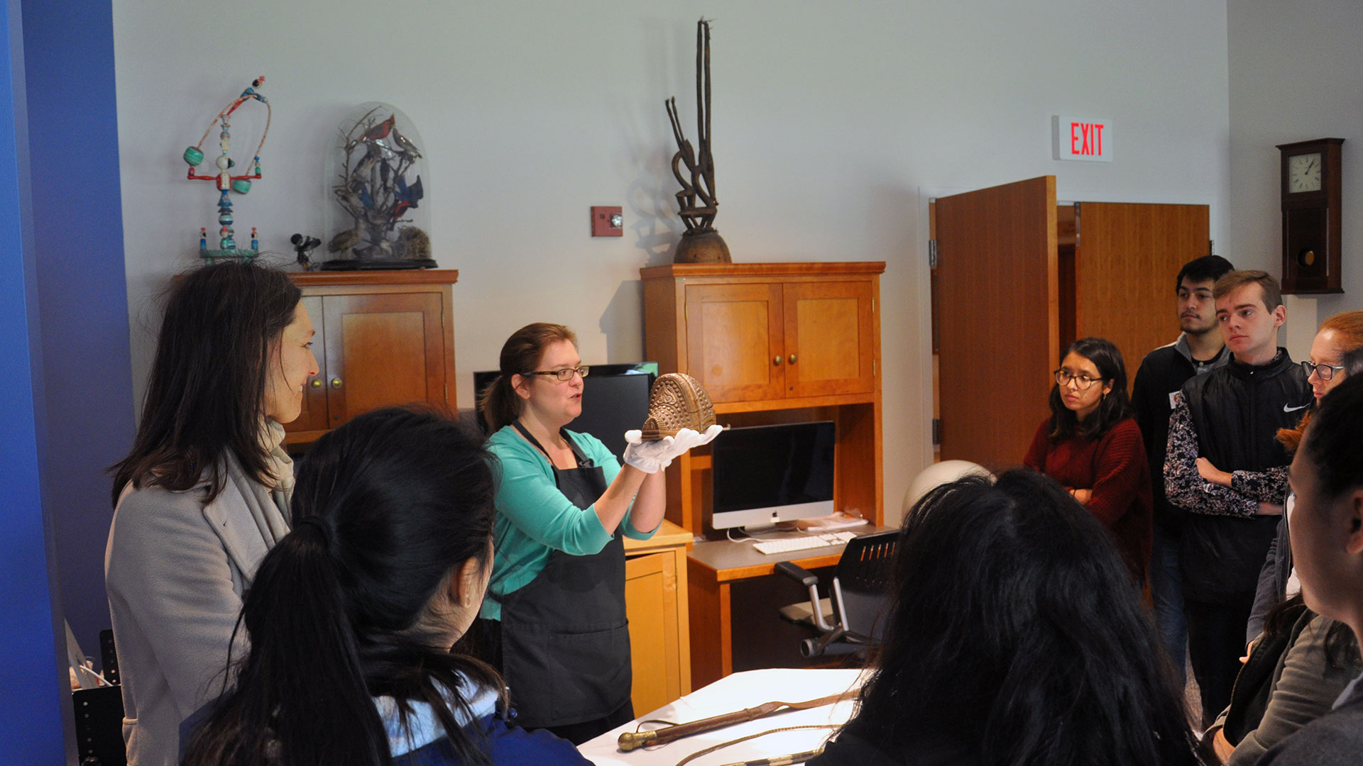 History 105 visits the Museum overview image