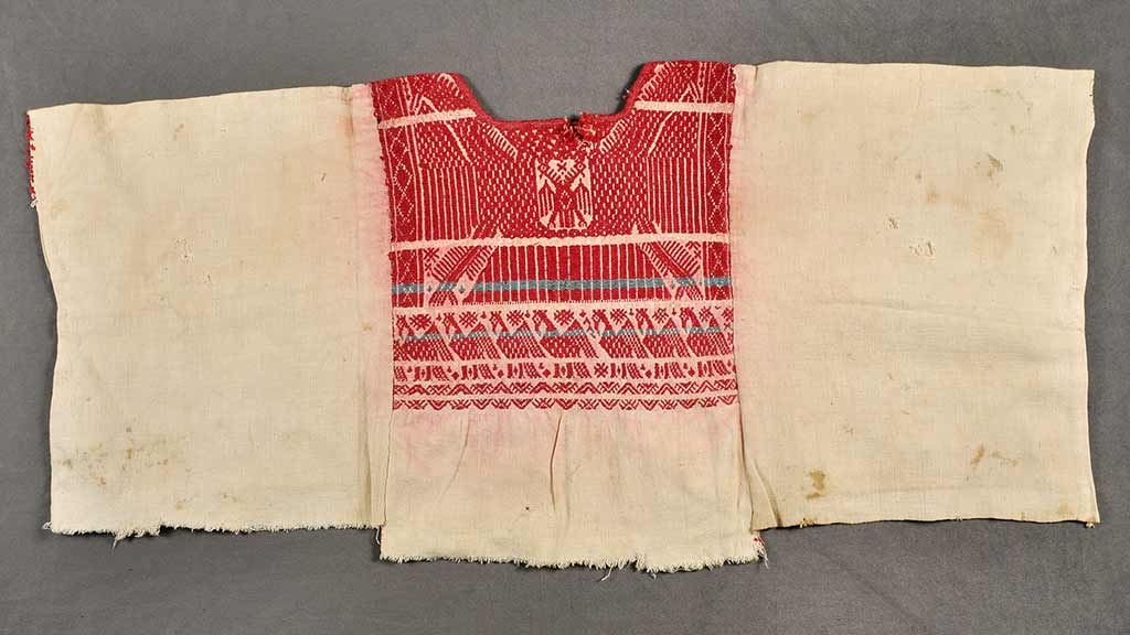 slighty dirtied shirt with large white panels and a red center section