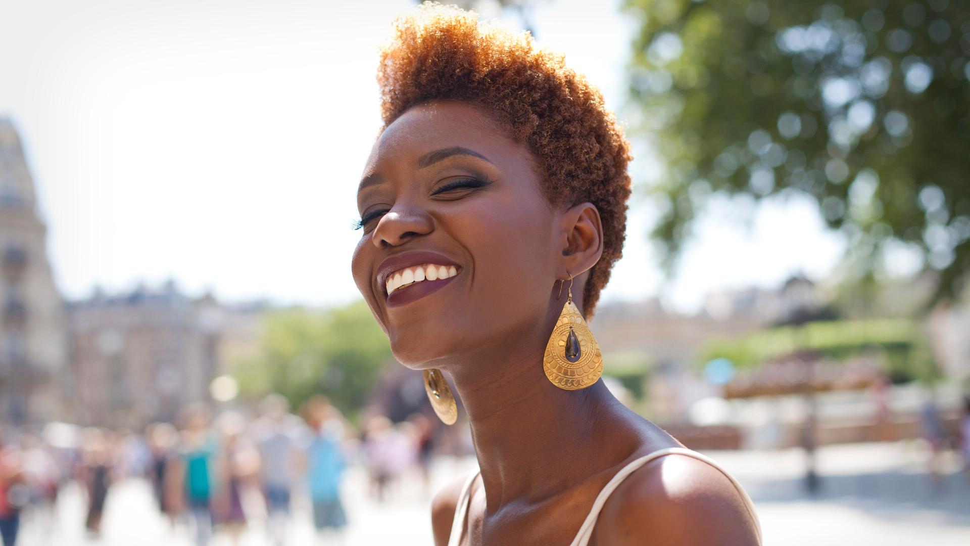 smiling Afro-Parisienne woman on a sunny day 