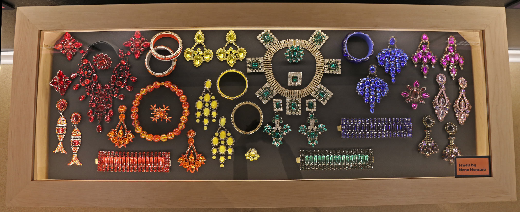 Rectangular Jewlery case displaying colorful pieces of jewlery