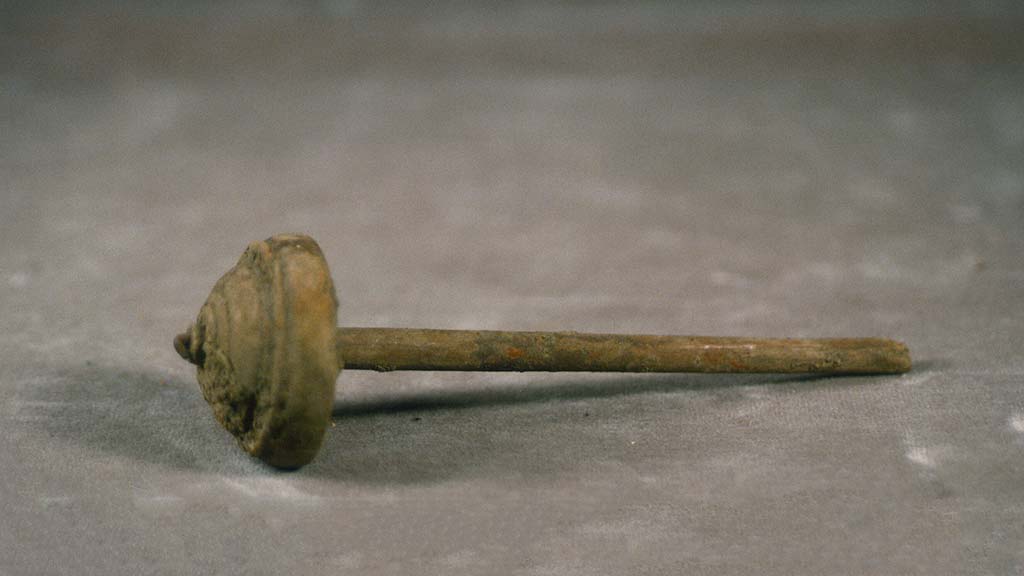 wooden spindle with one round end