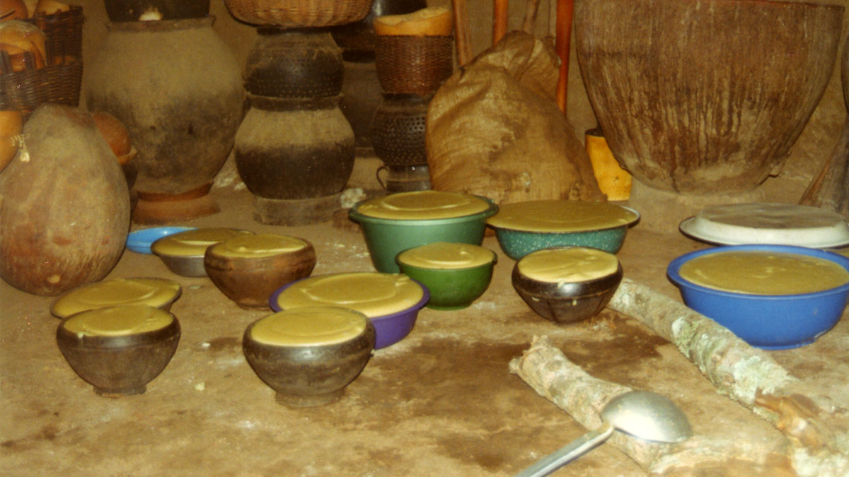 a lot of bowls filled with tô